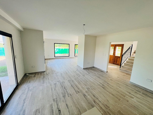 Imagen 12 de 30 de Casa A Estrenar En Haras! Excelente Lote, 4 Dormitorios, Jardin Y Piscina! Excelentes Terminaciones!