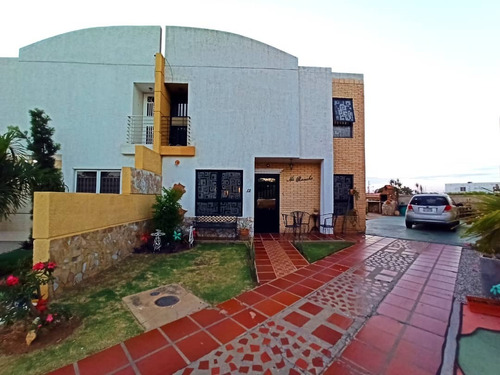Imagen 1 de 25 de Cv-902 Zona Oeste Townhouse En Villa Hato Verde Sector Punta De Mata