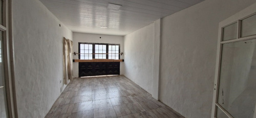 Casa Con Departamento En Venta En Barrio Sarmiento