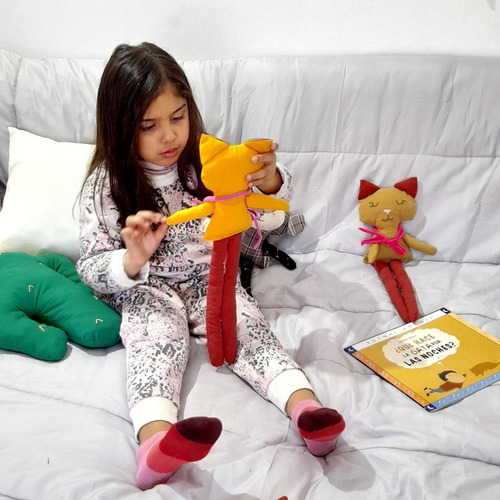 Imagen 6 de 8 de Kit Gatita: Cuento + Muñeca De Tela + Accesorios+ Bolsa