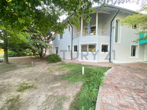 Venta De Casa 6 Ambientes 2 Dormitorios En Solares Del Carcarañá, Oliveros