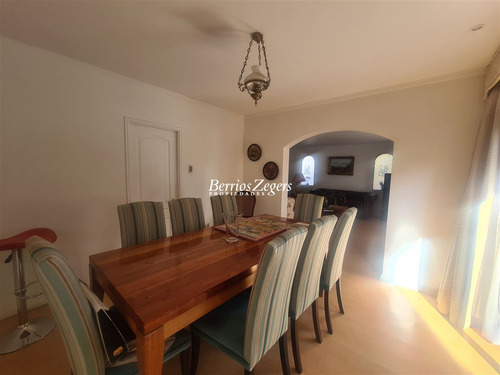 Casa En Venta De 5 Dorm. 3 Baños Mas Servicios En Las Condes