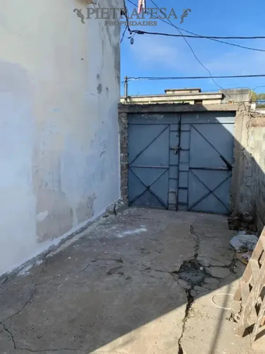 Casa En Alquiler, 3 Dormitorios, 1 Baño, Patio, Cochera. Cerro.