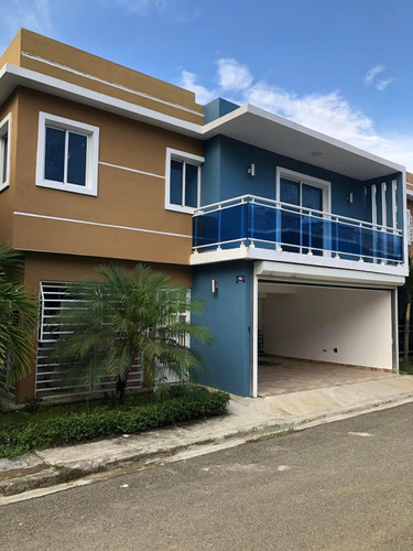 Se Vende Casa De 2 Niveles Residencial Alta Vista Oportunida