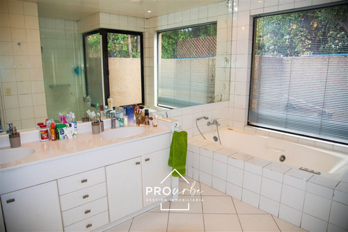 Casa En Venta De 6 Dorm. En Lo Barnechea