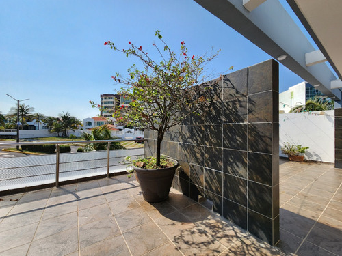Casa Residencia De 5 Habitaciones Ubicada En Residencial Playas Del Conchal, Riviera Veracruzana, Un Excelente Fraccionamiento Que Te Brinda La Seguridad Y Tranquilidad Que Tu Familia Y TĂș Se Merecen.