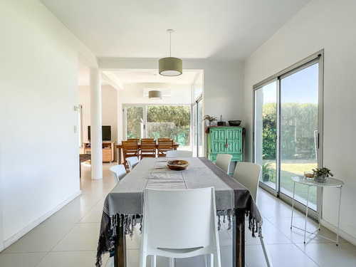 Imagen 16 de 30 de Casa De 4 Dormitorios En Venta En La Comarca De Excelente Calidad