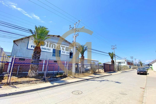 Se Vende Terreno Con Galpones En Barrio Industrial