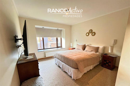 Casa En Venta En Los Arrayanes, Isla Teja Sur, 3 Niveles