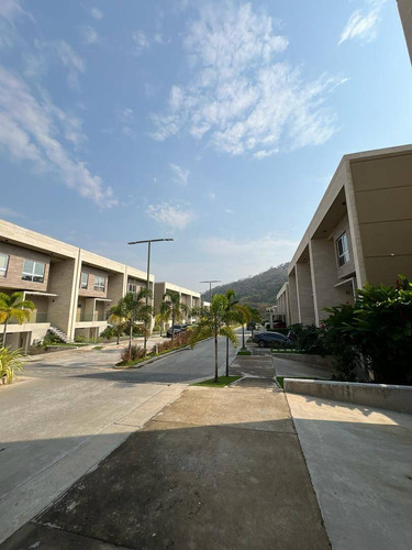 Townhouse En Altos De Guataparo - Acepta Financiamiento