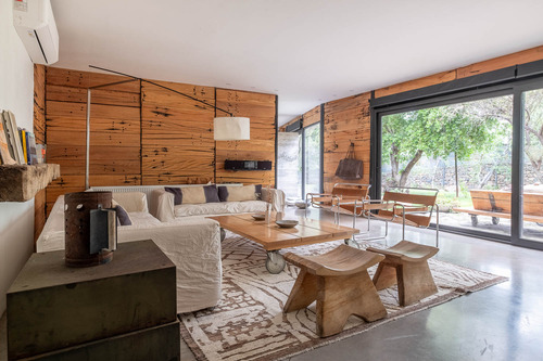 Casa Con Un Diseño Único Y Amplios Espacios