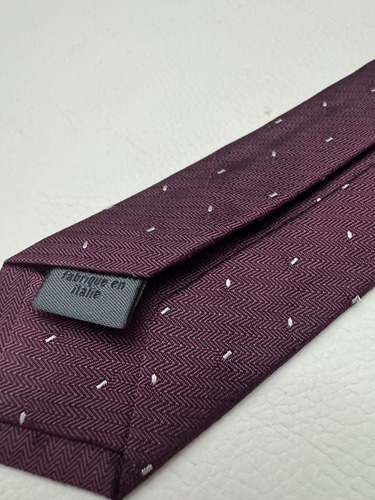 Corbata John Varvatos, Color Vino Con Vivos Blancos Bordó Lisa 1.5 M (Usado)