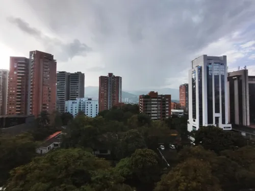 Oficina En Arriendo/venta En El Poblado. Cod V16906