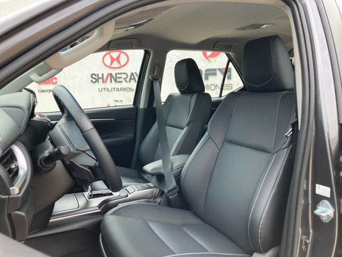 Imagen 10 de 19 de Toyota Sw4 2.8 Tdi 6 A/t 7 Asientos Srx 4x4 0km My2023
