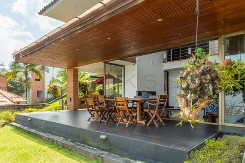 Casa En Venta En Las Lomitas. Cod V50990