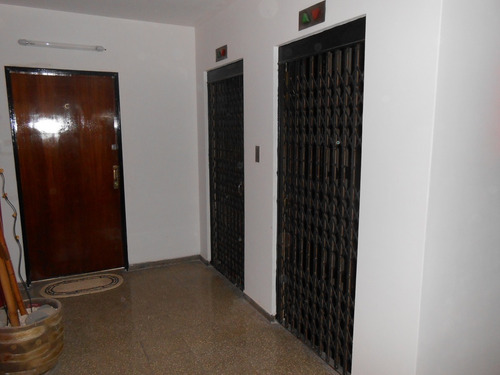 Imagen 2 de 10 de Alquilo Oficina En El Centro De Avellaneda Refaccionada A Nuevo.