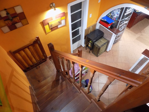 Chalet De 4 Ambientes Desarrollado En 2 Plantas. Excelente Estado.