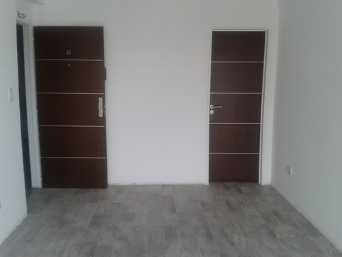 Imagen 3 de 7 de Venta Depto 2 Ambientes Av San Martin Caseros 2° Piso Con Cochera