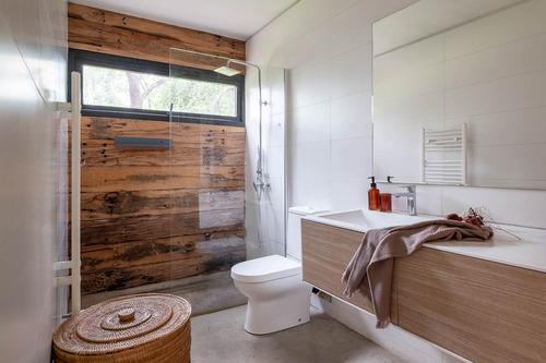 Casa Con Un Diseño Único Y Amplios Espacios