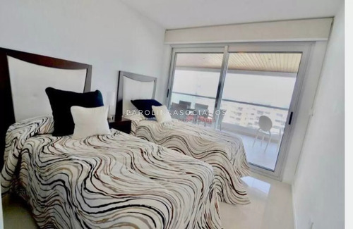 Apartamento En Venta De 2 Dormitorios En Icon Brava Tower, Punta Del Este.