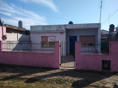 Venta A 400 Mts De Av.senzabello , Calle Pilar , Terreno 10x30, Casa De Material Con Techo De Losa 