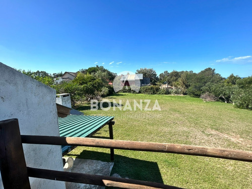 Casa En Venta A Tres Cuadras De La Playa. Piriápolis - Punta Negra. 1590 Metros Cuadrados De Terreno.