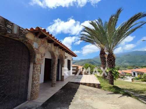 Espaciosa Casa Lista Para Remodelar, Conjunto Con Vigilancia, Guatamare, Isla De Margarita, Nueva Esparta - Cod. 0606