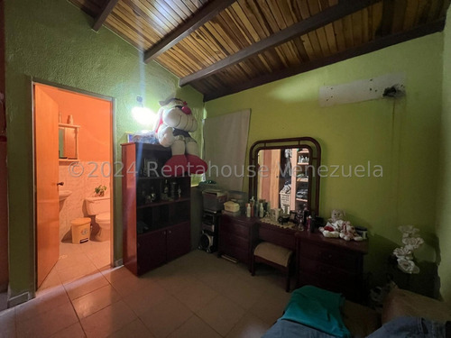 Raiza Suárez Vende Hermosa Casa Ubicada En La Parroquia El Cuji 2 4 1 9 8 7 5 Posee 4 Haitaciones, 2 Baños, 2 Puestos De Estacionamiento, Tanque Subterráneo De 2 Mil Litros, Seguridad Las 24 Hor