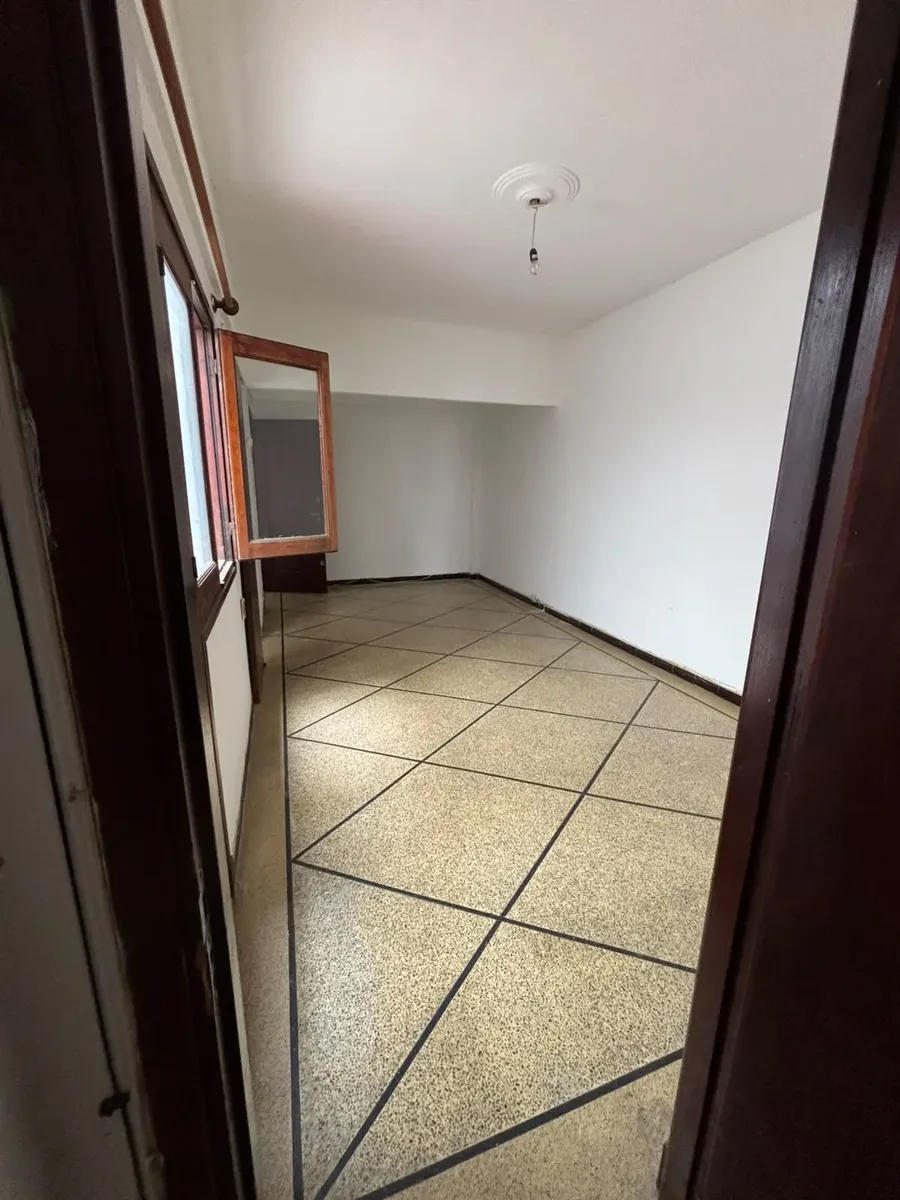 Amplio Y Luminoso Apartamento,  En Buceo.  Cerca De Servicios Y Con Excelente Locomoción. Luminoso, Con Ventanas En Todos Los Ambientes · Foto 2
