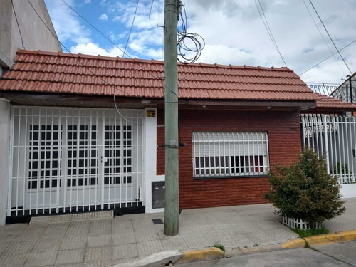 Casa 4 Ambientes Barrio Almirante Brown (villa Lugano), Bergantìn Balcarce 6060 - Villa Lugano Se Acepta Permuta.