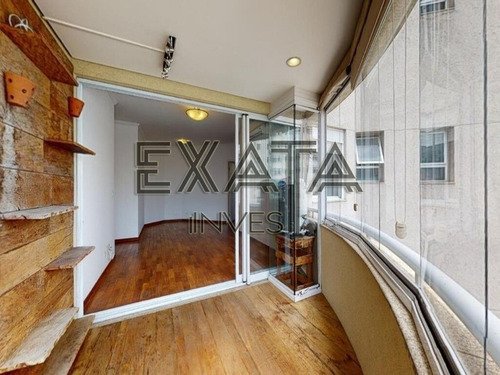 Imagem 6 de 30 de Apartamento Em Andar Alto E Varanda Perto Do Metrô, Com Uma Planta Muito Bem Aproveitada. A Sala Com Piso De Madeira É Iluminada Por Um Janelão Do Chão Ao Teto Que Leva À Varanda - Ap00923 - 70084771