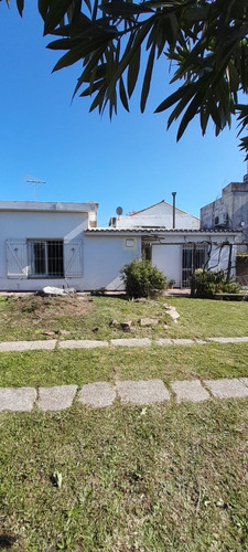 Se Vende Excelente Casa Céntrica En Las Piedras Con Gran Terreno.