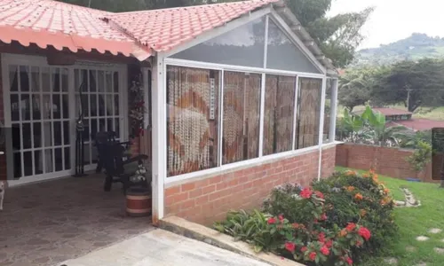 Venta Espectacular Casa Campestre, Precio De Oportunidad. A Puerta Cerrada. De Un Piso; Entre La Cumbre Y Pavas. A 150 Metros De La Vía Principal. Lote: 1.000 Mtrs.