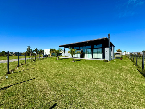 ¡hermosa Y Única Casa En Venta En San Sebastián! ¡área 5, Ecriturable!
