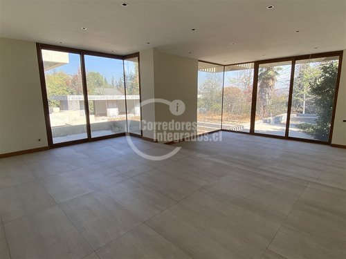 Casa En Arriendo De 10 Dorm. En Las Condes