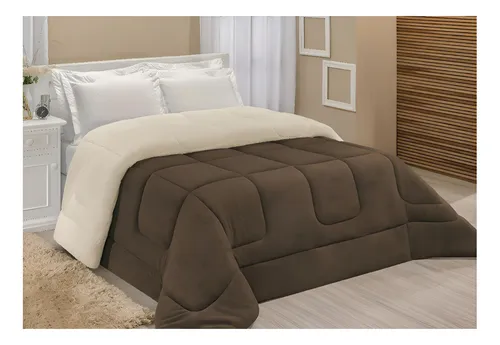 Edredom Sherpa marrom em uma cama de casal queen com lençóis brancos e travesseiros.