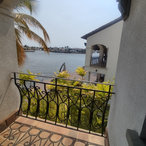Se Vende Villa En La Zona Mas Exclusiva: Samotracia, Ubicada Dentro De La Iconica Urb. Pueblo Viejo