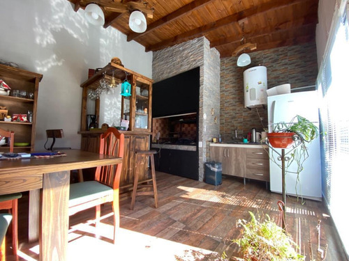 Casa En Venta - 2 Dormitorios 2 Baños - 230mts2 - Mar Del Plata
