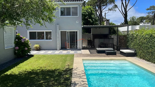 Casa En Alquiler De Verano En Punta Del Este, Zona Playa Mansa Con Parrillero Y Piscina, 5 Dormitorios