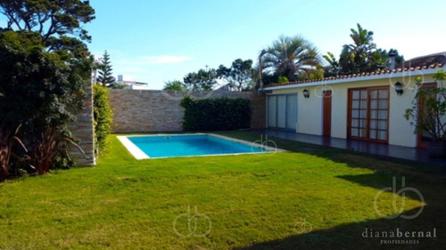 Imagen 6 de 30 de Casa En Mansa, Punta Del Este, 5 Dormitorios, Piscina Y Vista Al Mar.