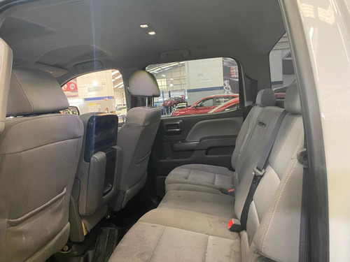 Imagen 6 de 9 de Chevrolet Silverado 2017 5.4 2500 Doble Cabina Ls 4x4 At