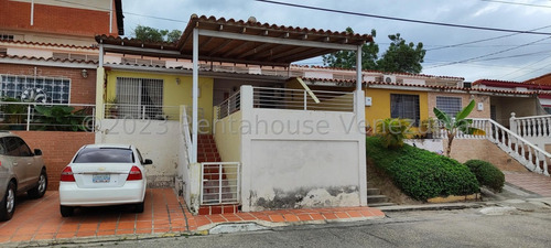 Carlos Colmenarez Vende En Excelente Ubicacion Y Con Potencial Para Vivir Y Monetizar Tenemos Esta Bella Casa, Cuenta Con Amplia Sala, Amplia Cocina Comedor 3 Habitaciones, 2 Baños Area De Servicio 