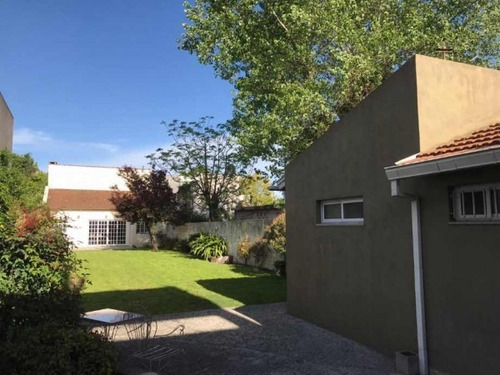 Imagen 24 de 29 de Hermoso Chalet De Estilo Construido Sobre Amplio Lote De 8,66 X 54,57