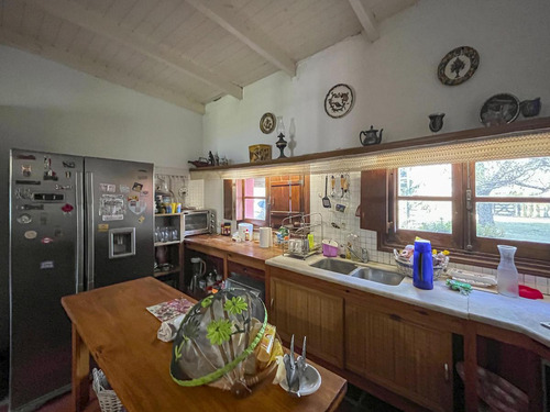 Casa De 3 Dormitorios Con 492 M2 Y Lote De 2.860 M2 En Los Raigales Roldan