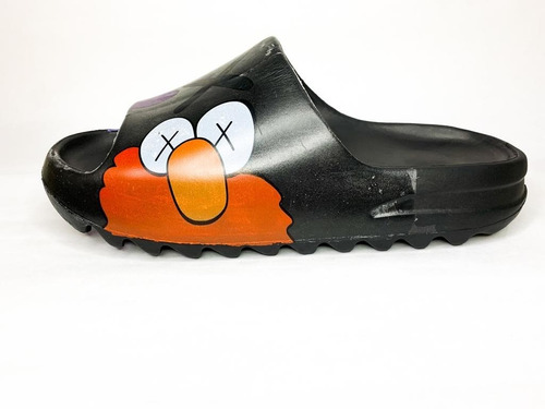 Imagen 2 de 3 de Cholas Chancletas Yeezy Slide Elmo