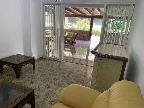 Interesante Apartamento De Un Área Total De 248,28, Distribuidos En Tres Ambientes, Áreas Sociales Y Habitaciones De 101,83 Y 146,45 De Terraza Y Jardín. Esta En Chacao