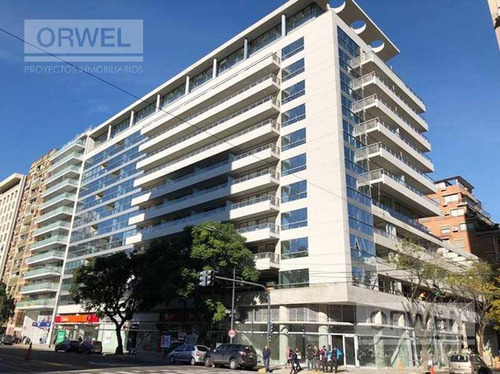 Imagen 1 de 11 de Oficina En Liberateur! 121 M2. Cochera. Luminosa!