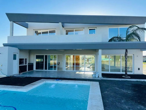 Casa En Venta - 4 Dormitorios 4 Baños - 800mts2 - Canning