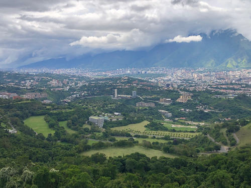 Espectacular Ph De Doble Altura De 350 M2 Ubicado En El Mirador Del Alto Hatillo Con Una Impresionante Vista Sobre El Valle De Caracas. Preventa