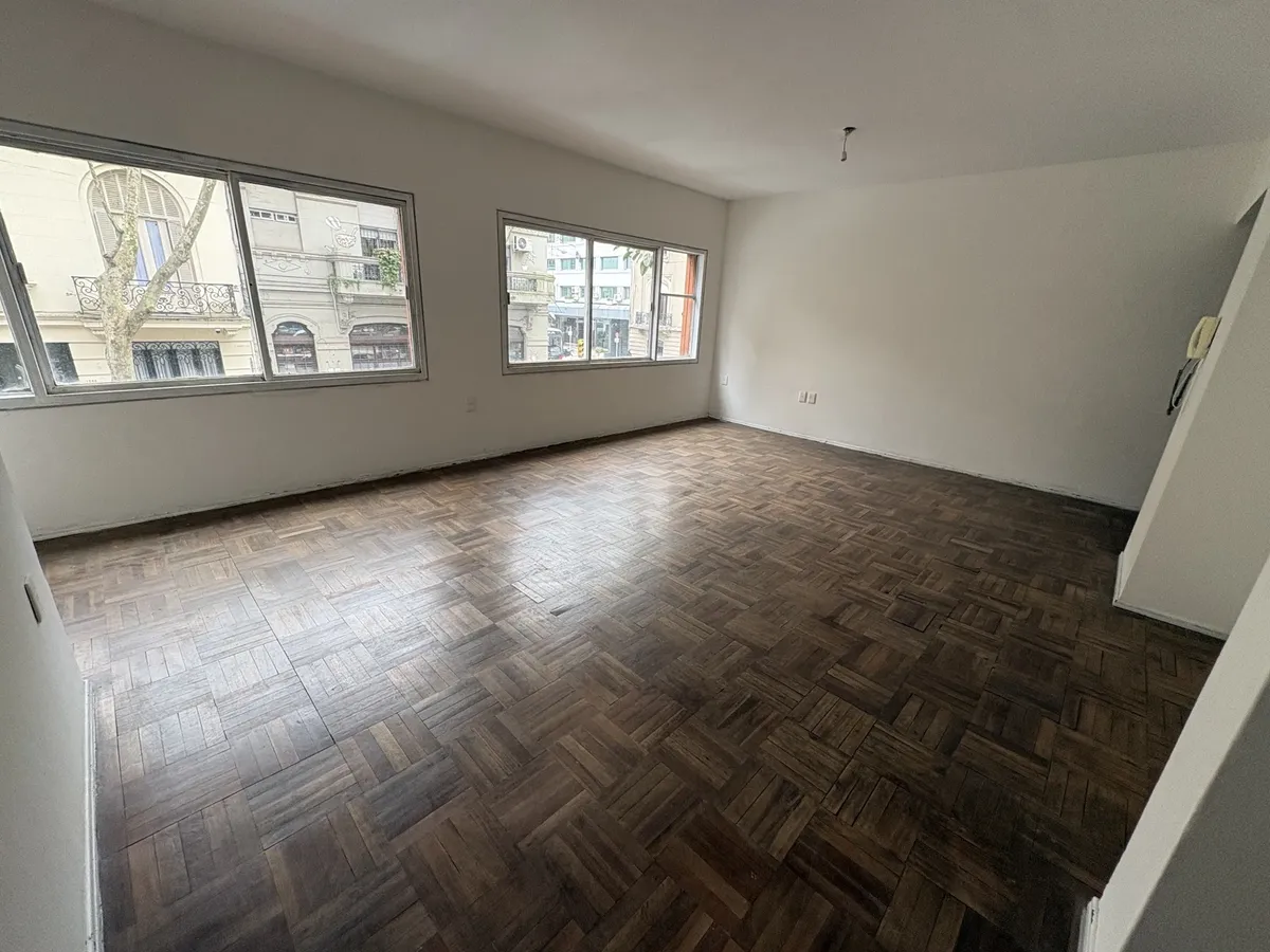 Alquiler - Apartamento Al Frente Con Dos Dormitorios En El Centro · Foto 4